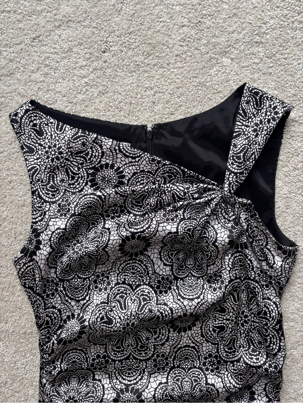 Maggy London One-Shoulder Black & Gray Lace-Print Sheath Dress Size 12 - Picture 4 of 10